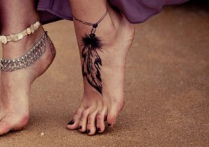 tatueajes-tatuaje-de-pluma-en-el-empeine